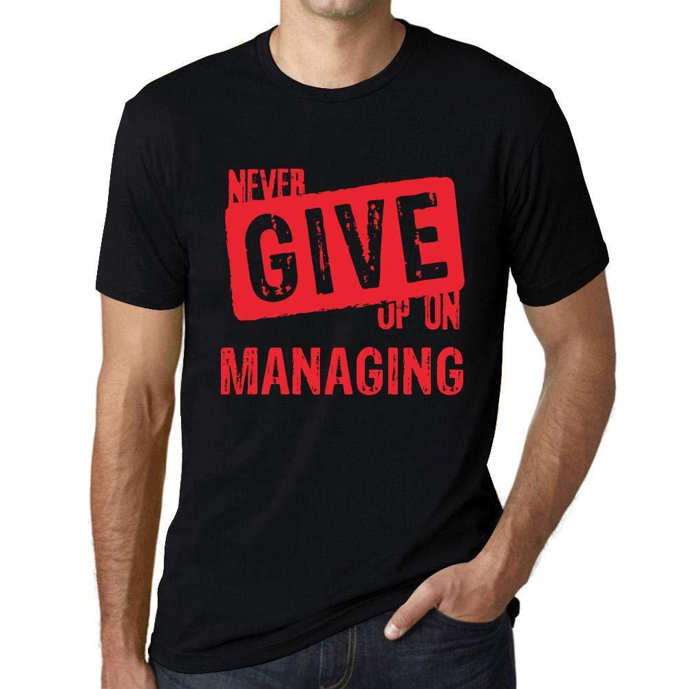 Ultrabasic Homme T-Shirt Graphique Never Give Up on Managing Noir Profond Texte Rouge