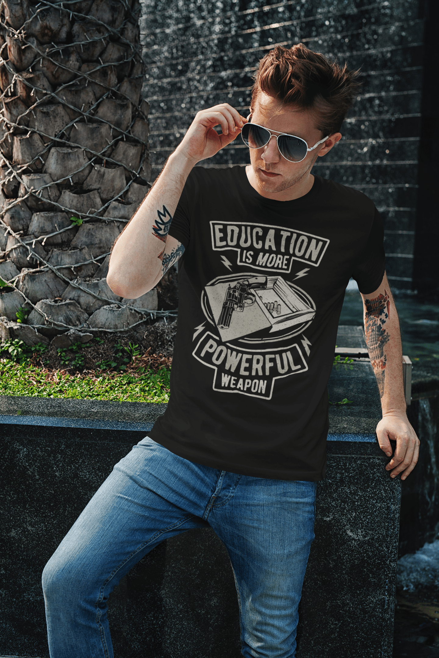ULTRABASIC Herren-Grafik-T-Shirt „Bildung ist eine mächtigere Waffe – Zitat-Shirt“.