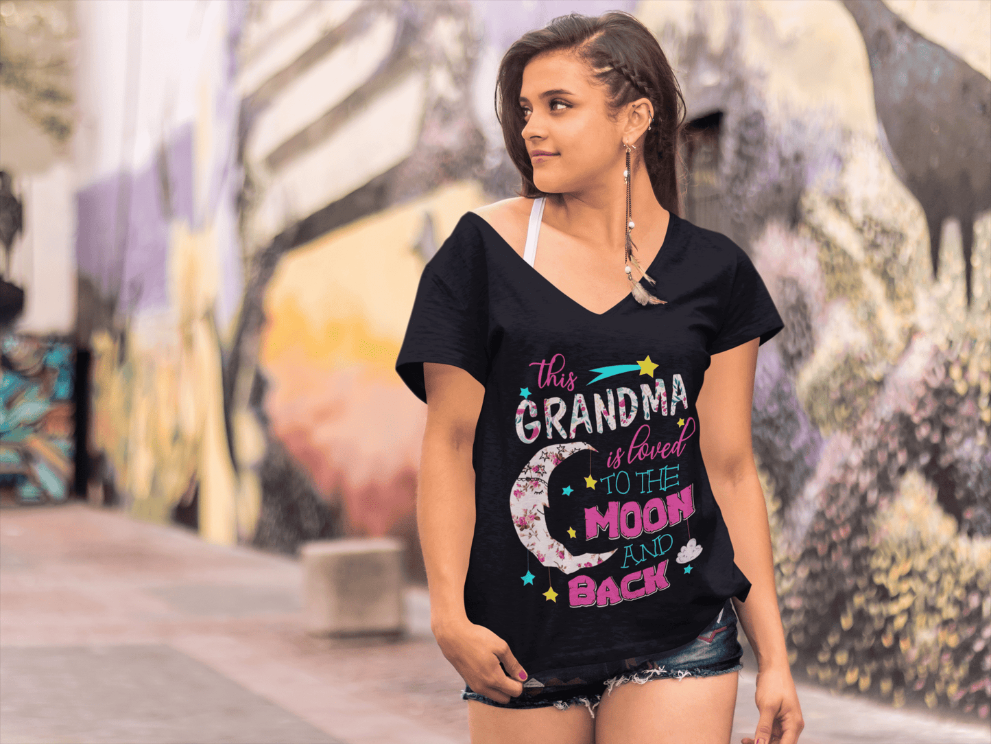 ULTRABASIC Damen-T-Shirt mit V-Ausschnitt. Diese Oma wird bis zum Mond und zurück geliebt